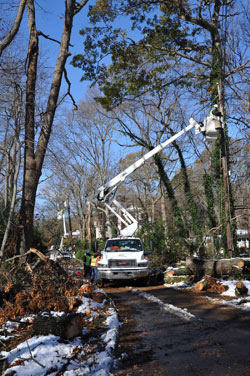 These members of the International Brotherhood of Electrical Workers were among the thousands of unionists who worked to during and after Hurricane Sandy. (Photo/IBEW Local 2032)